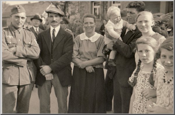Theo G&uuml;lich mit Quartiersleuten